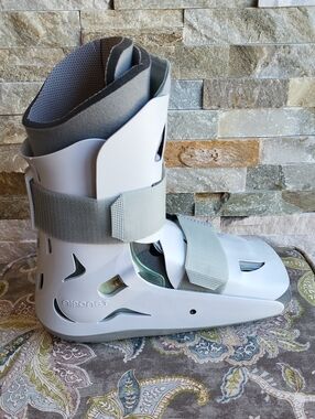 Aircast Medical Walking Boot - Medium
